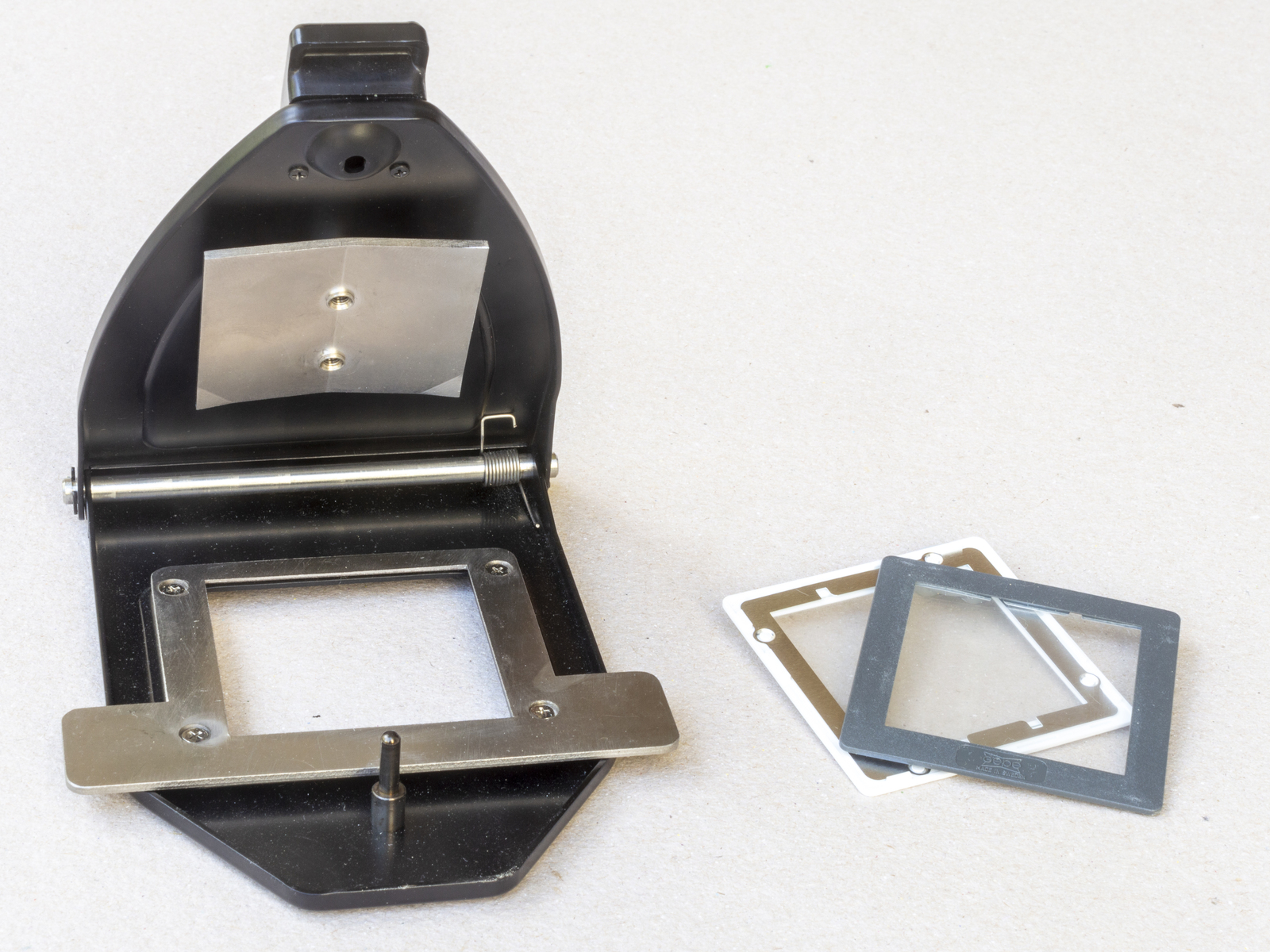 Farbbild (digital-born): Mamiya Super Slide Cutter (li.) und ein offener Superslide-Diarahmen (Gepe 6901). (Sammlung Frech; Foto: © Martin Frech, 5/2026)