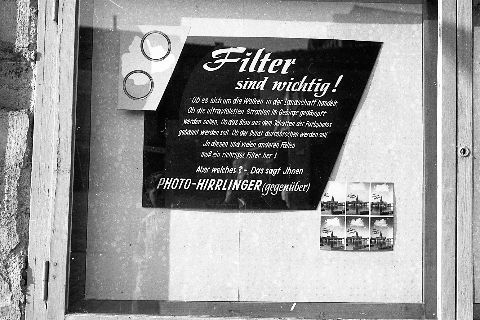 Werbung für Kontrastfilter im Schaukasten eines Fotogeschäfts (1958; Foto: Dohm/StadtA Rt. S 105/5 Nr. 3943/004)