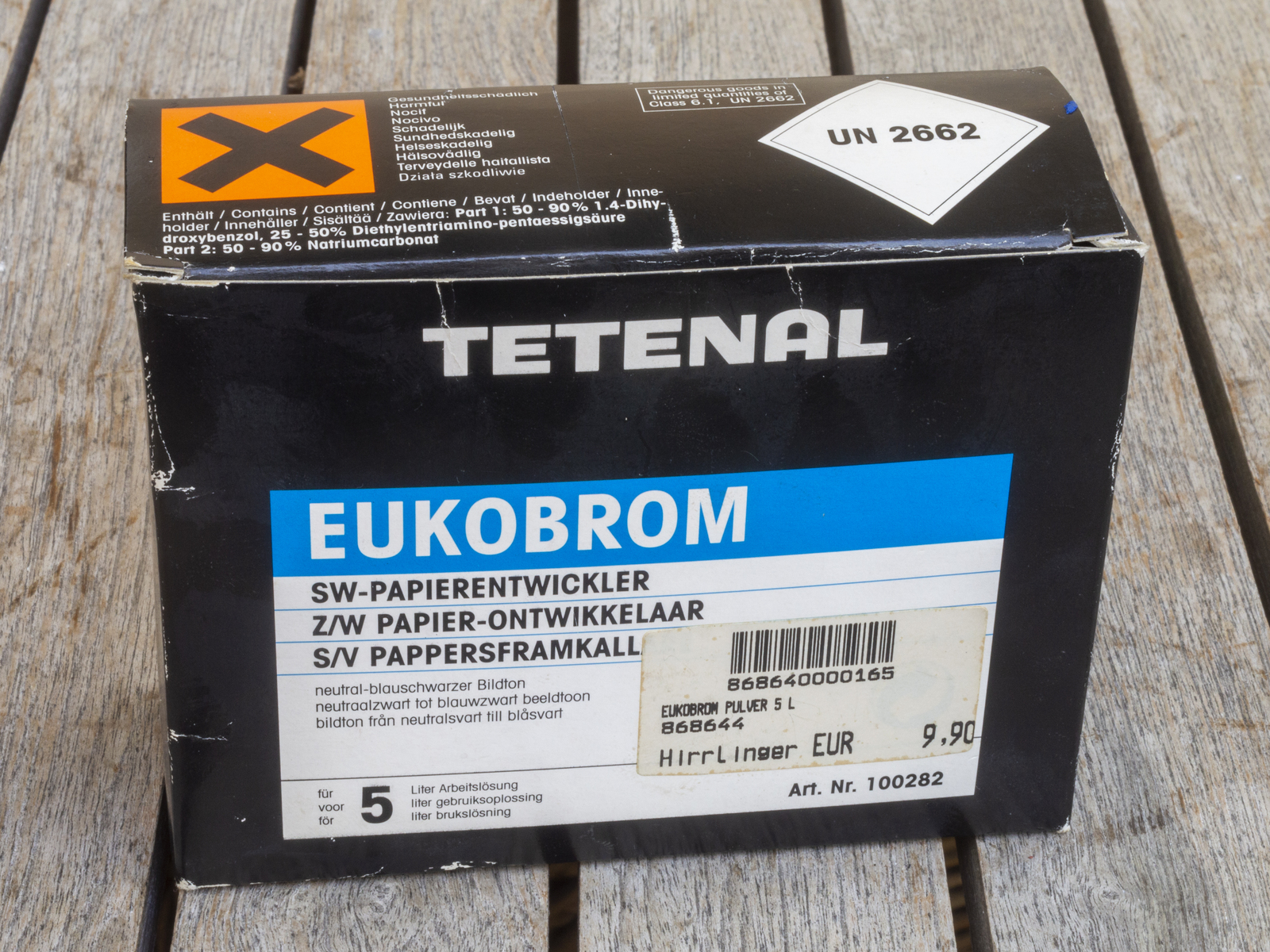 Farbbild (born-digital): Packung Tetenal Eukobrom, Pulver für 5 Liter Arbeitslösung; mit Preisaufkleber von Foto Hirrlinger [Stuttgart]: EUR 9,90. (Sammlung Frech; Foto: © Martin Frech, 3/2026)