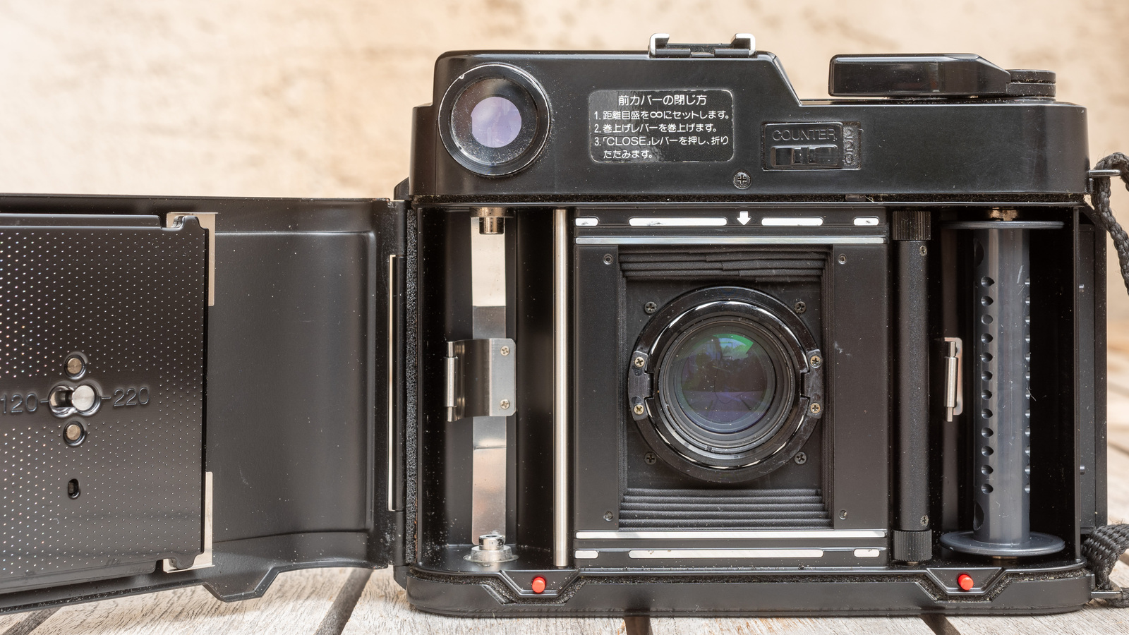 Fujica GS645 mit geöffneter Rück­wand: Die Film­an­druck­platte kann an 220er-Roll­film ange­passt werden, außer­dem muss das Bild­zähl­werk um­ge­schaltet werden. (Foto © Martin Frech, 7/2024)