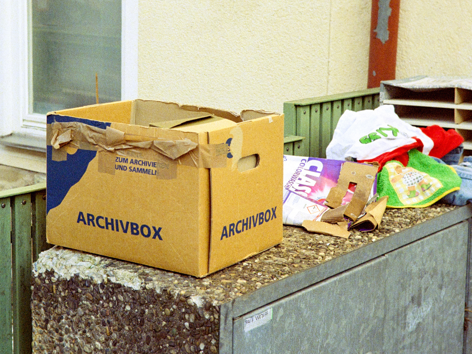 Archivschachtel auf der Belthlestraße in Tübingen neben anderem Müll. (Foto: © Martin Frech, 2024)
