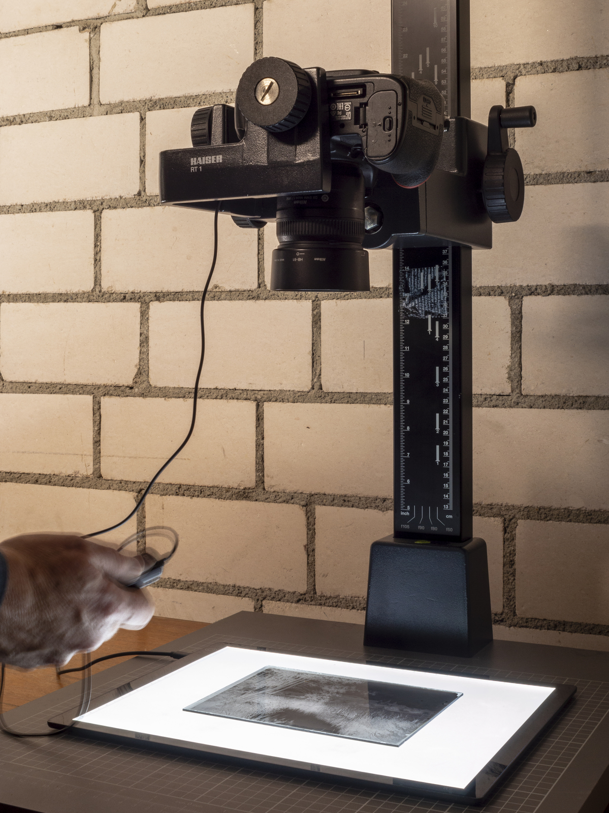 Farbbild (born-digital): Reprostativ mit Digitalkamera, Leuchtplatte, Glasnegativ und Fernauslöser. (Foto: © Martin Frech, 12/2025)