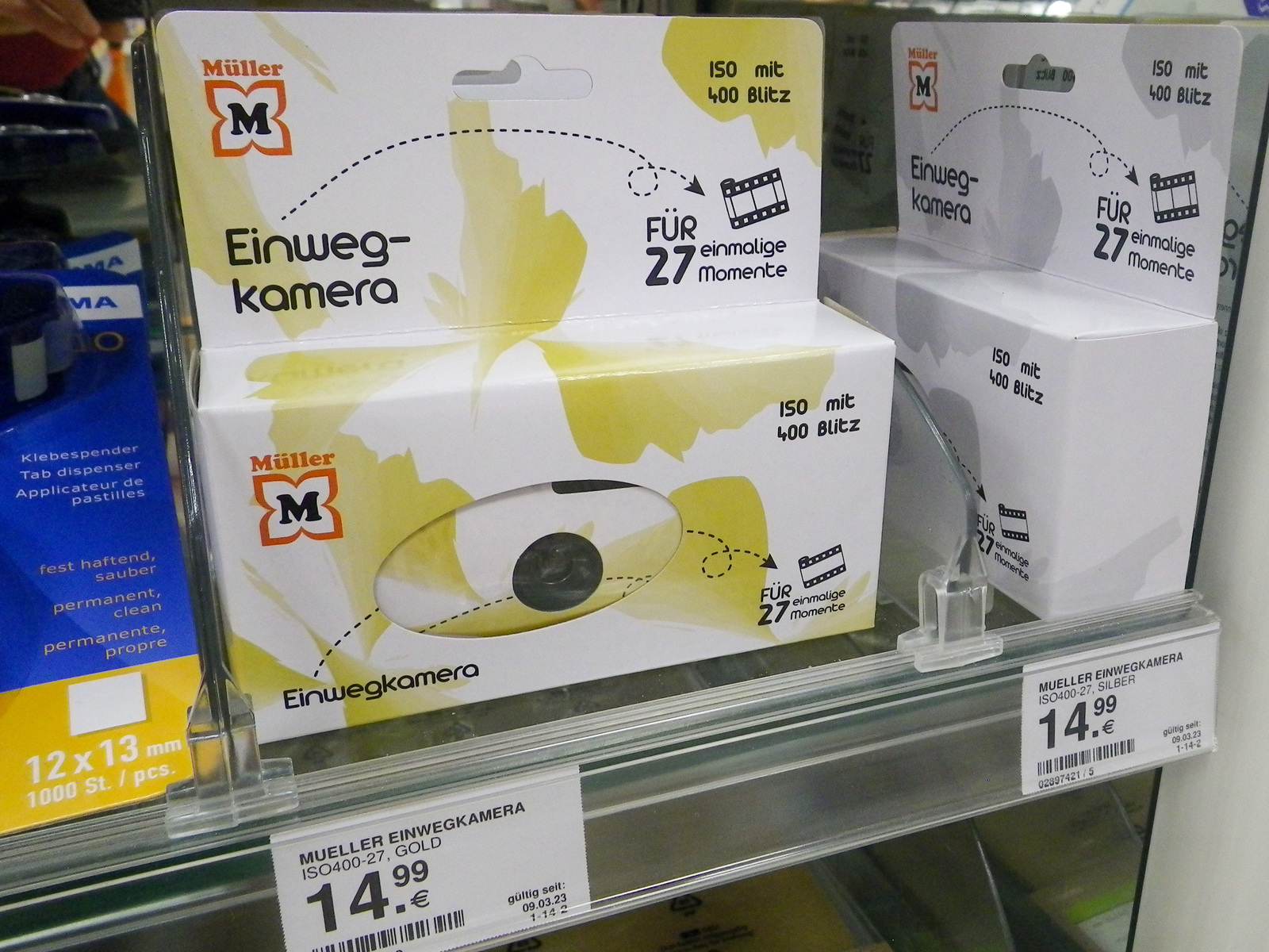 © Martin Frech: Einmalkameras in Verkaufsverpackung im Ladenregal (Eigenmarke Drogeriemarkt Müller)