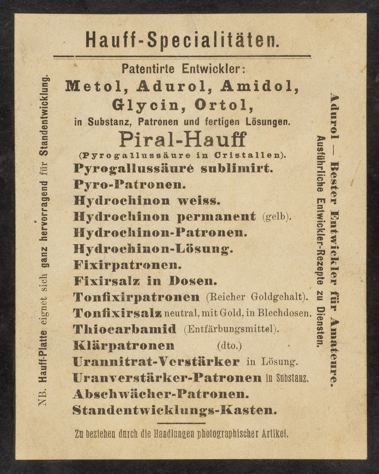 Werbung für die Entwicklersubstanzen Pyrogallol und Hydrochinon, für Fixiersalz und andere Fotochemikalien auf der Rück­seite einer Ver­packung von Trocken­platten der Fa. Hauff, Stuttgart-Feuerbach [frühes 20. Jahr­hundert] (Foto: © Martin Frech, 9/2025)