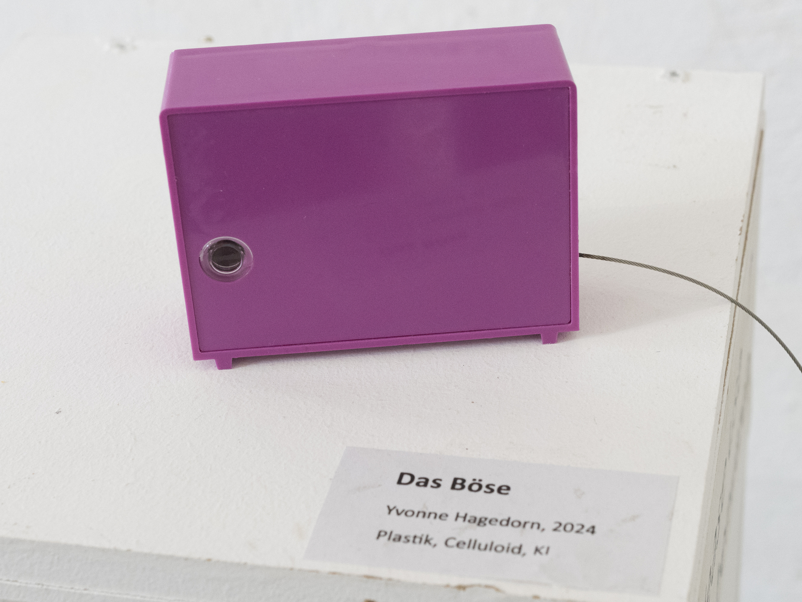 Farbbild (born-digital): Plastiskop in der Ausstellung en miniature der schaelpic photokunstbar, Köln. (Foto: © Martin Frech, 11/2025)