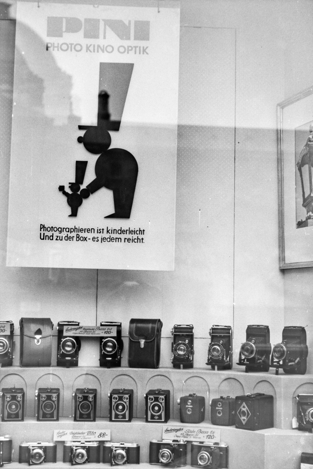 Werbeplakat für Boxkameras im Schaufenster eines Fotogeschäfts, 1950 (Foto: Dohm/StadtA Rt. S 105/5 Nr. 1403/11)