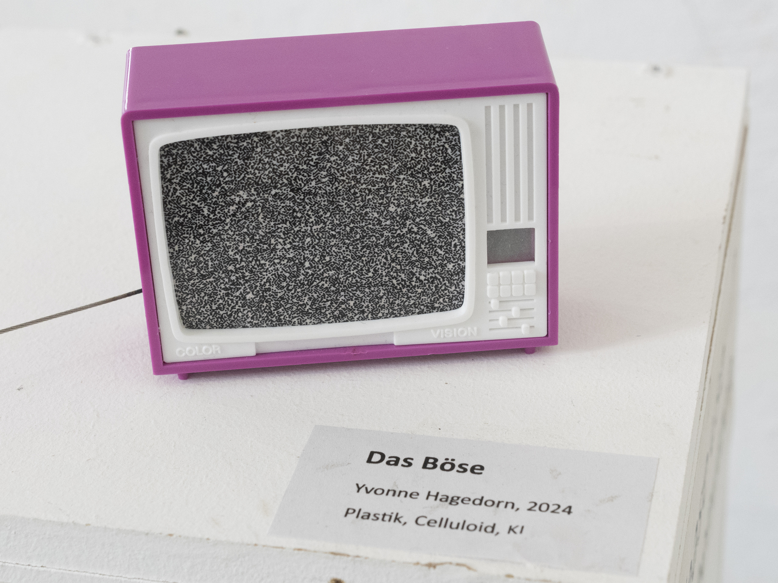 Farbbild (born-digital): Plastiskop in der Ausstellung en miniature der schaelpic photokunstbar, Köln. (Foto: © Martin Frech, 11/2025)