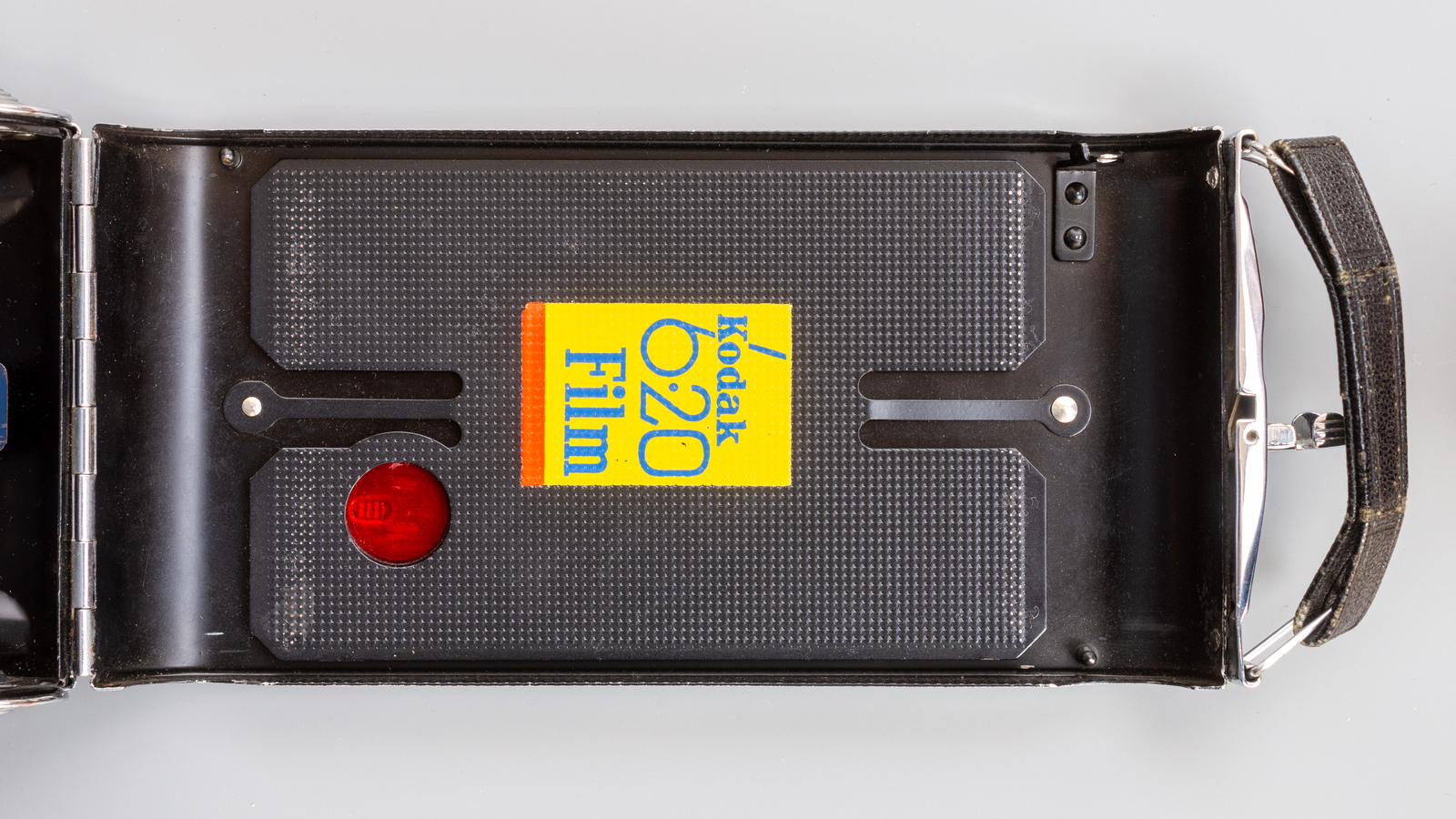Farbbild: Die Innenseite der Rückwand einer Faltbalgenkamera Kodak Junior mit dem Hinweis, Rollfilm Typ 620 zu verwenden. (Foto © Martin Frech, 8/2025)
