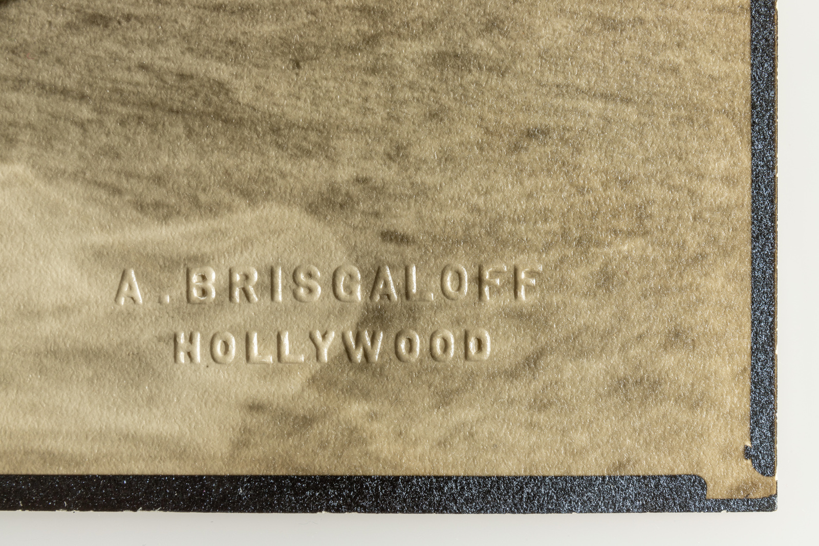 Prägestempel des Fotografen Alexander Vasilievich Brisgaloff/Hollywood [1896–1971] im Bildbereich (recto, einseitig beleuchtet; Repro: Martin Frech)