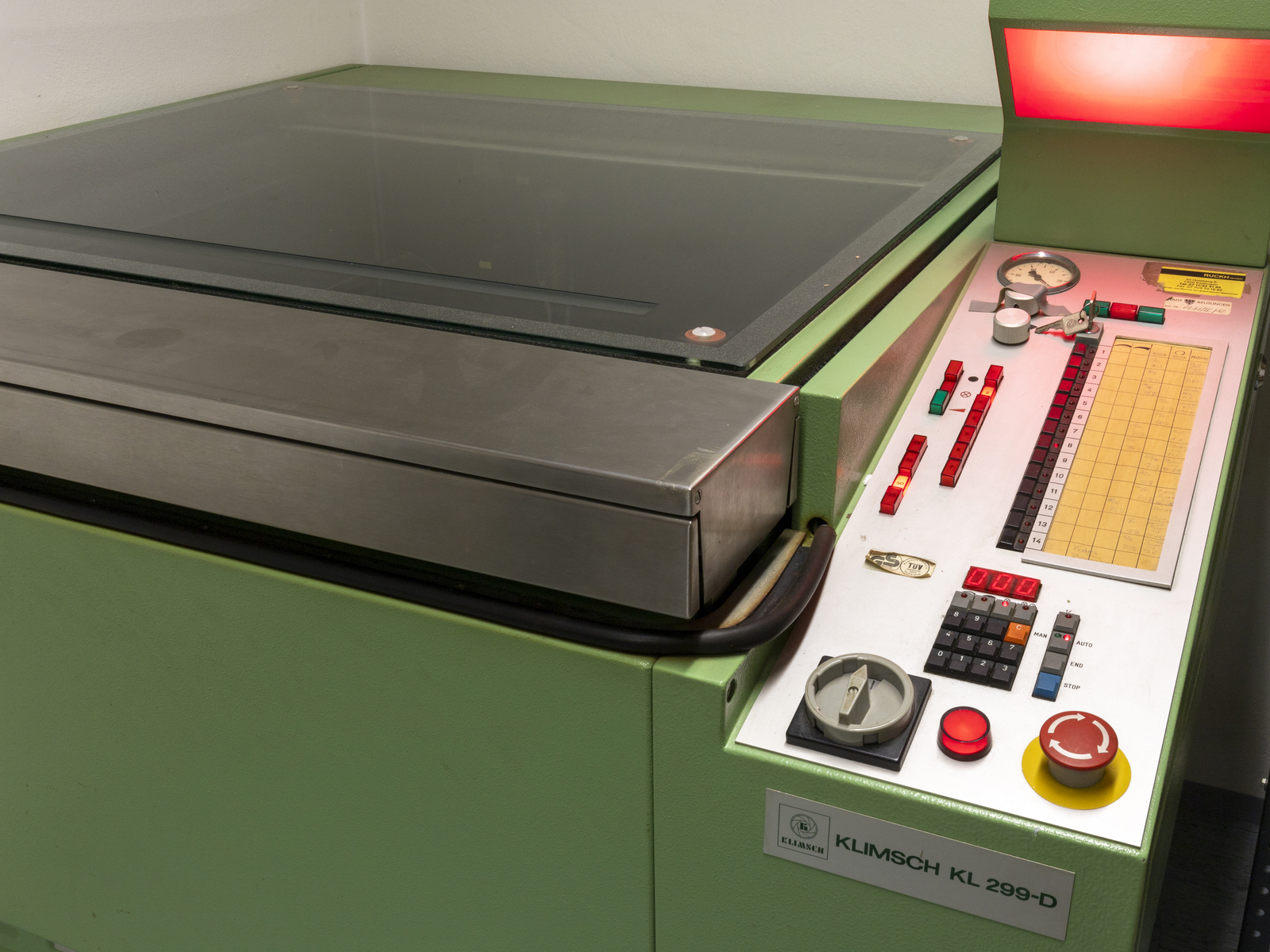 Farbbild (born-digital): Eingeschaltetes Kontaktkopiergerät Klimsch KL 299-D bei hellem Raumlicht. (Foto: © Martin Frech, 08/2022)