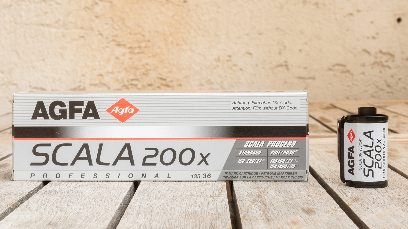 Agfa Scala 200x: 5er-Pack und einzelne Filmpatrone. (Foto © Martin Frech, 5/2024)