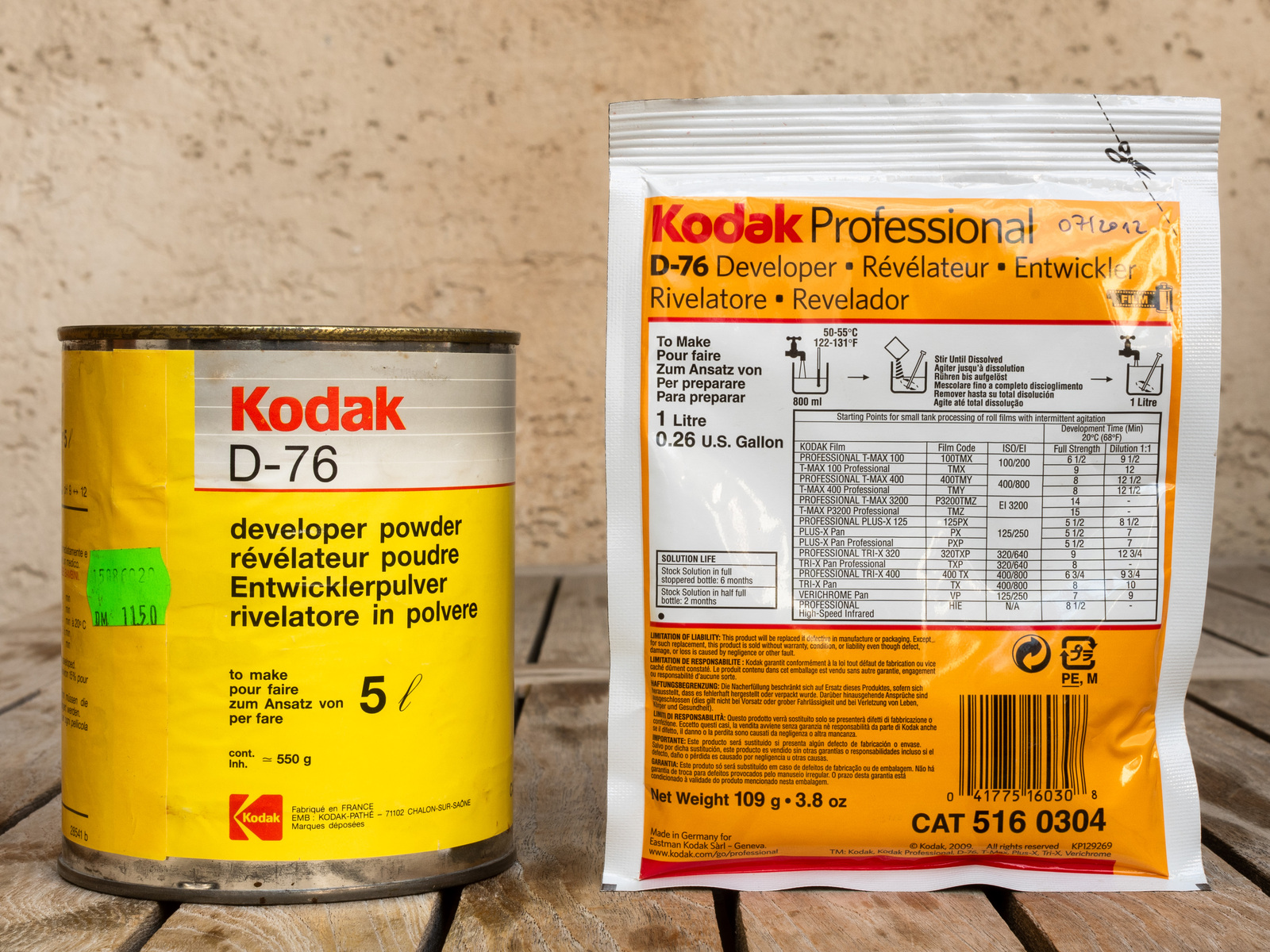 D-76, konfektioniertes Pulver von Kodak: Dose für 5l Arbeitslösung, 1980er-Jahre (li.); Folienbeutel für 1l Arbeitslösung, 2010er-Jahre (re.) Foto: © Martin Frech, 5/2024