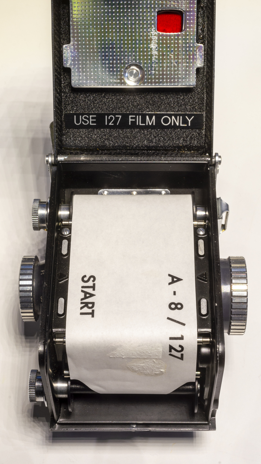 Farbbild (born-digital): Offene Kamera Yashica 44A mit eingelegtem Rollfilm und dem Hinweis auf den Film-Typ 127 auf der Rückwand. (Foto: © Martin Frech, 12/2025)