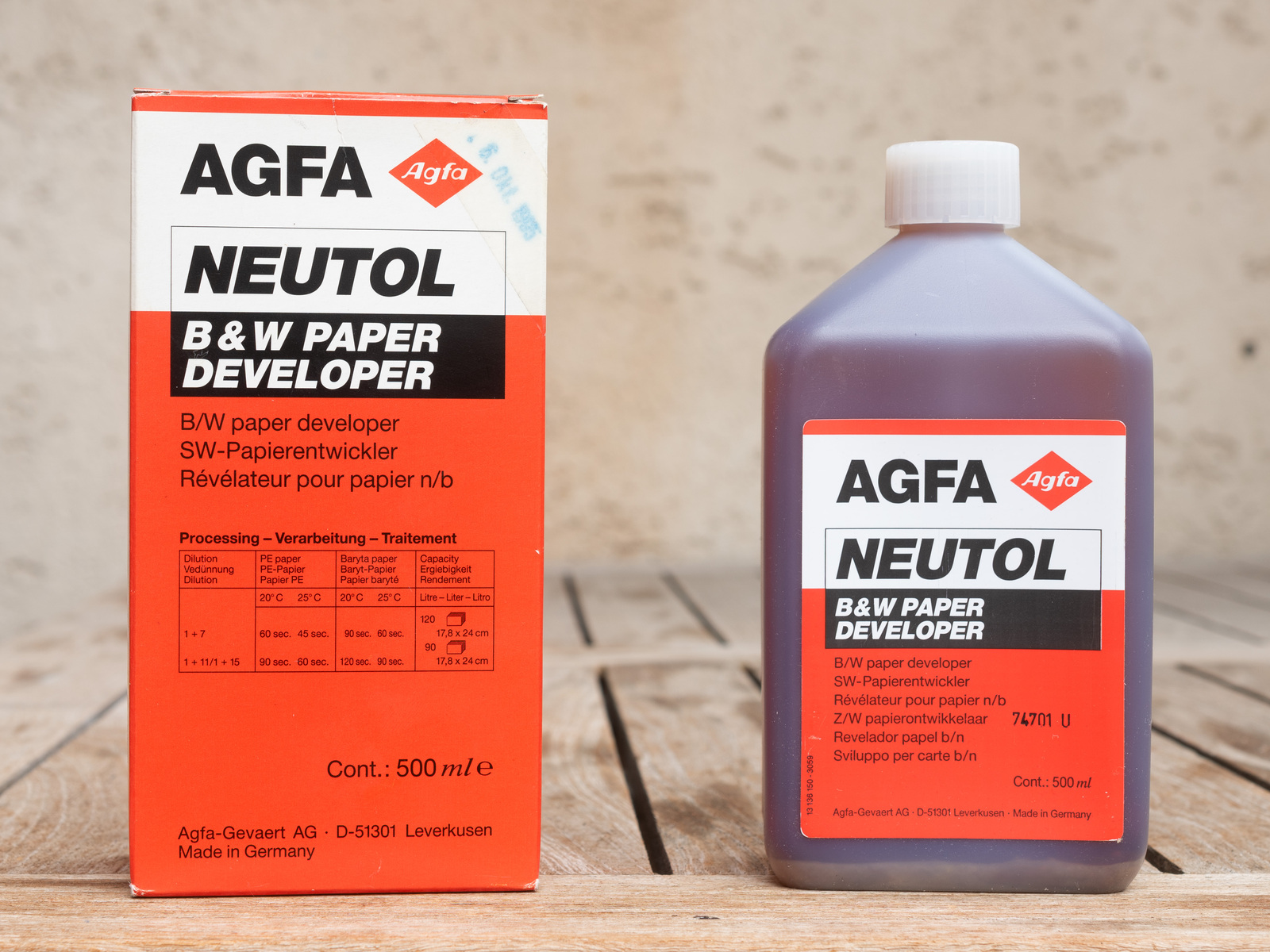 Original Agfa Neutol (500-ml-Konzentrat); links die Verpackung (Pappschachtel, frontal zu sehen); rechts, ebenfalls frontal: die gefüllte verschlossene Kunststoff-Flasche, das Etikett ist gut zu erkennen. Foto: © Martin Frech, 2024
