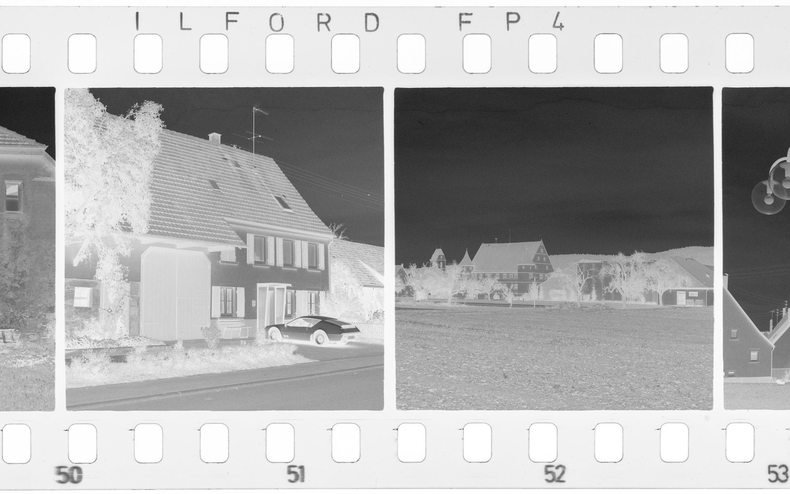 © Martin Frech: Ausschnitt aus einem Ilford-FP-4-KB-Negativstreifen (zwei quadratische Bilder) inkl. Randmarkierungen, den ich mit einer Robot-Kamera 1989 aufgenommen habe.