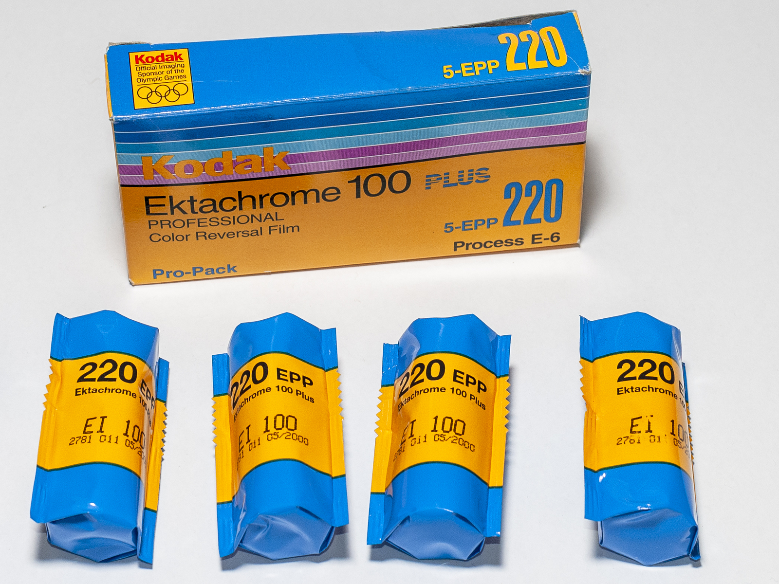Kodak Ektachrome 100 Plus/220: 5er-Pro-Pack und vier einzelne Rollen. (Foto © Martin Frech, 2009)