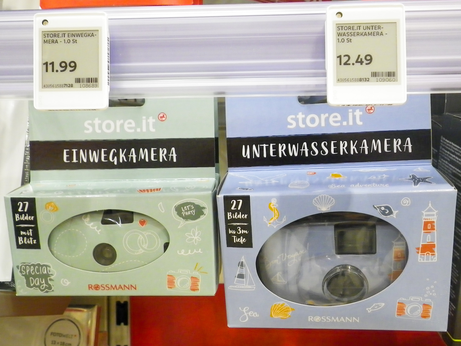 © Martin Frech: Wasserdichte Einmalkameras in Verkaufsverpackung im Ladenregal (Eigenmarke Drogeriemarkt Rossmann)