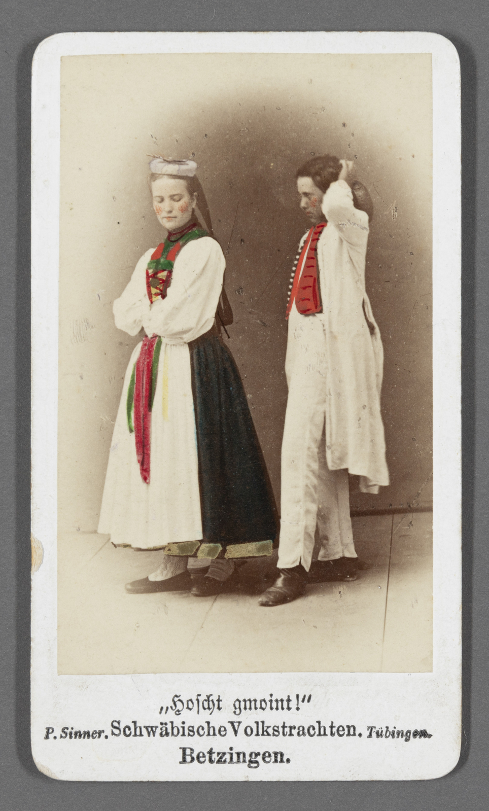 Scan eines Albuminabzugs von Paul Sinner (Tübingen): Paar in Trachten, ca. 1900. StadtA Rt. S 105/1 Nr. 389/5; Scan: Martin Frech 3/2025