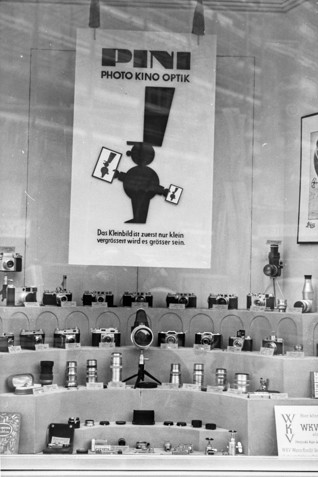 Werbeplakat im Schaufenster eines Fotogeschäfts (1950, Foto: Dohm/StadtA Rt. S 105/5 Nr. 1403/12)